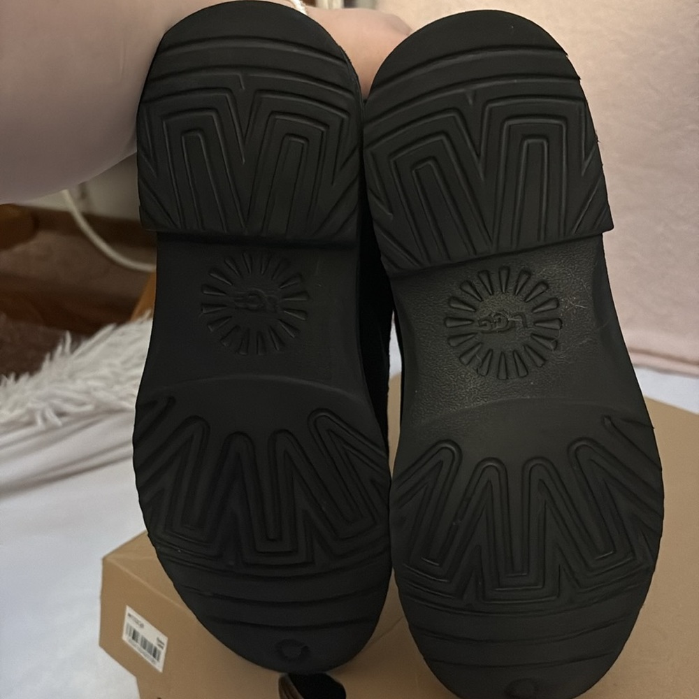 UGGS - Picture 6 of 7
